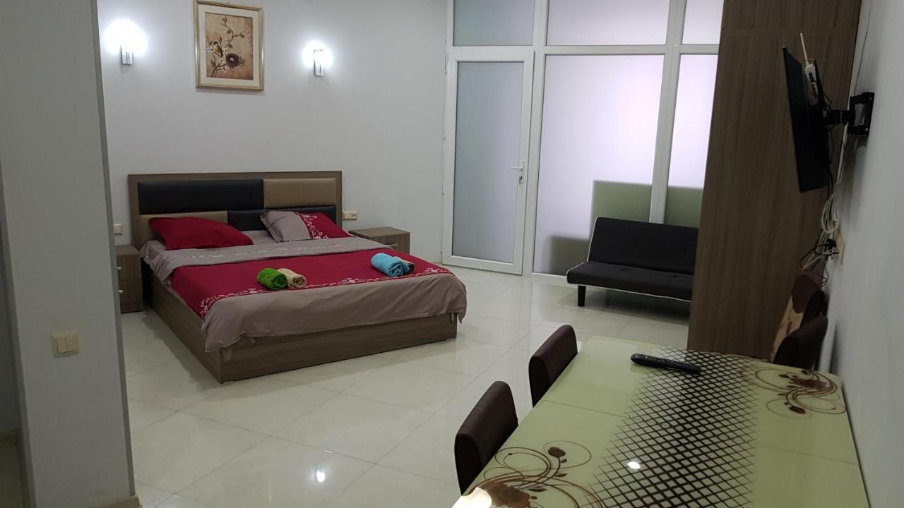 Apartment In Front Of Mcdonald'S Μπατούμι Εξωτερικό φωτογραφία
